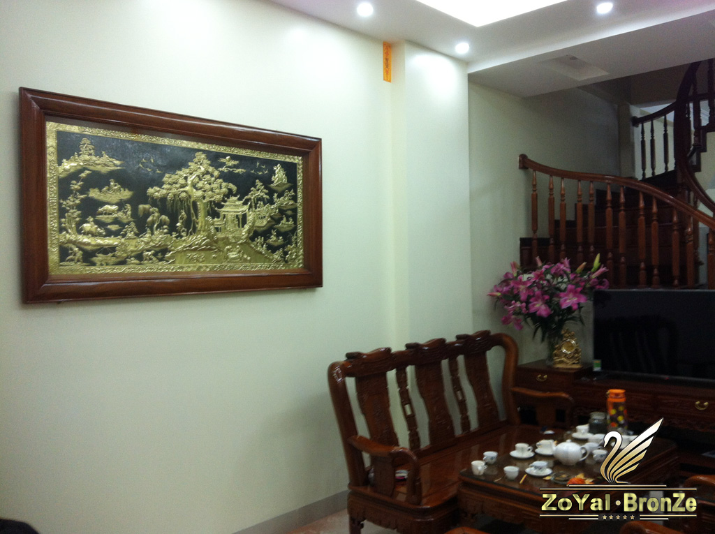 Nên treo tranh đồng ngay tại phòng khách